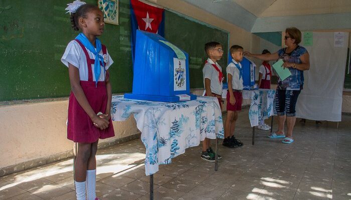 Abren Los Colegios Electorales En Cuba Para Votar En El Referendum Del