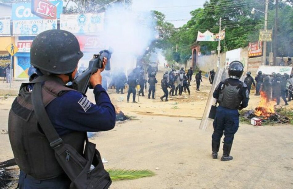 México: Nuevas imágenes de la brutalidad policial y la resistencia popular en Oaxaca