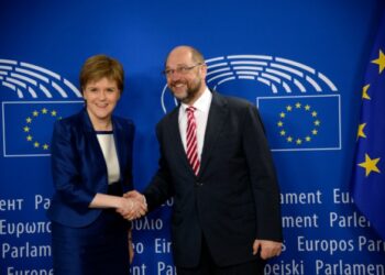 La Comisión Europea con un guiño a la Primera Ministra escocesa que rechaza el BREXIT: “Escocia se ganó el derecho a ser escuchada en Bruselas”
