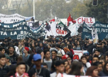 Chile: Estudiantes convocan movilizaciones y piden conocer “contenido total” de la Reforma