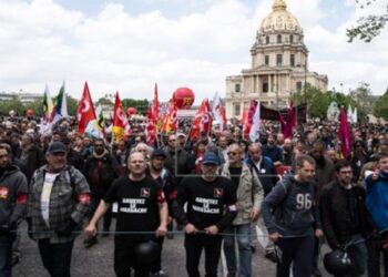 Francia: Hollande flexibiliza por decreto / Franceses anuncian nueva protesta contra reforma laboral
