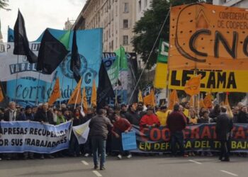 Movilización de Cooperativistas en defensa del Trabajo, por más Obras y menos Tarifazos en Argentina