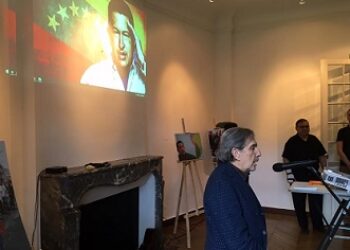 Conmemoran en París los 62 años del natalicio del Comandante Hugo Chávez