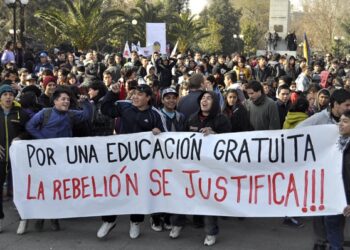Estudiantes critican la reforma a la educación y piden la renuncia de la ministra del área en Chile