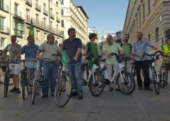 Los diputados verdes llegan en bici al Congreso