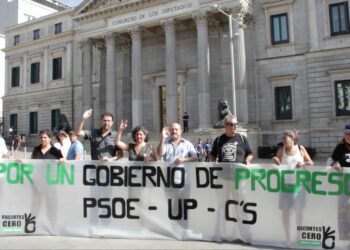 Recortes Cero – Grupo Verde se ha concentrado frente al Congreso reclamando un Gobierno de Progreso: PSOE – Unidos Podemos – Ciudadanos