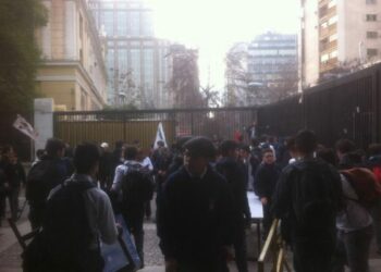 Chile: Alumnos del Instituto Nacional realizan “toma simbólica ” a 4 días de volver a clases