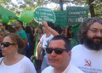 IU muestra su apoyo a la educación pública y gratuita para todos en una concentración en la Delegación de la Junta en Sevilla