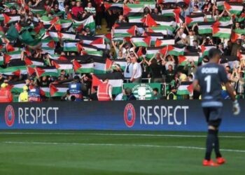 A pesar de la amenaza de la UEFA, parte del Celtic Park recibió con banderas de Palestina al Beer Sheva israelí