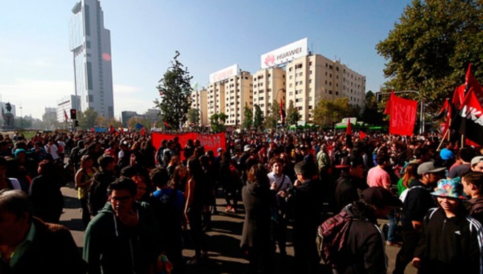 Estudiantes chilenos son atacados durante protesta pacífica