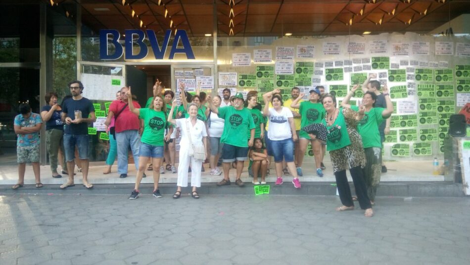 La PAH lanza el videoclip para denunciar a BBVA durante la ocupación de una oficina