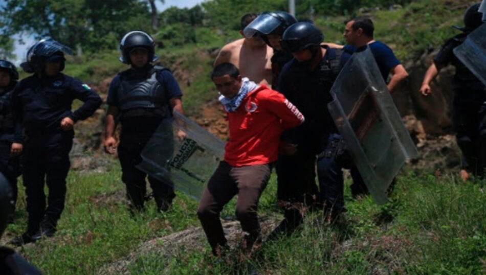 Detienen a decenas de estudiantes normalistas durante protestas en México