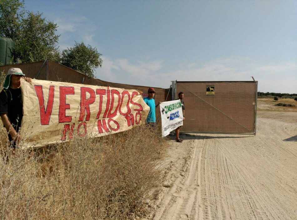 Un particular convierte una finca protegida en un gigantesco vertedero de tierras junto al monte de El Pardo