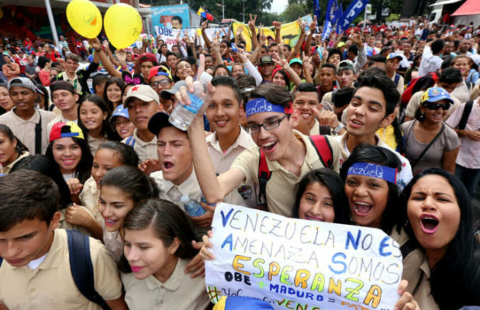 Jóvenes venezolanos marcharon en su día en apoyo a la Revolución Bolivariana