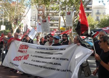 La CGT protesta amb dues concentracions davant la seu de l’ONCE a València contra la sanció a un afiliat