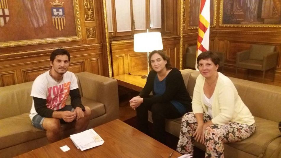 La alcaldesa de Barcelona se compromete con «los sin techo»