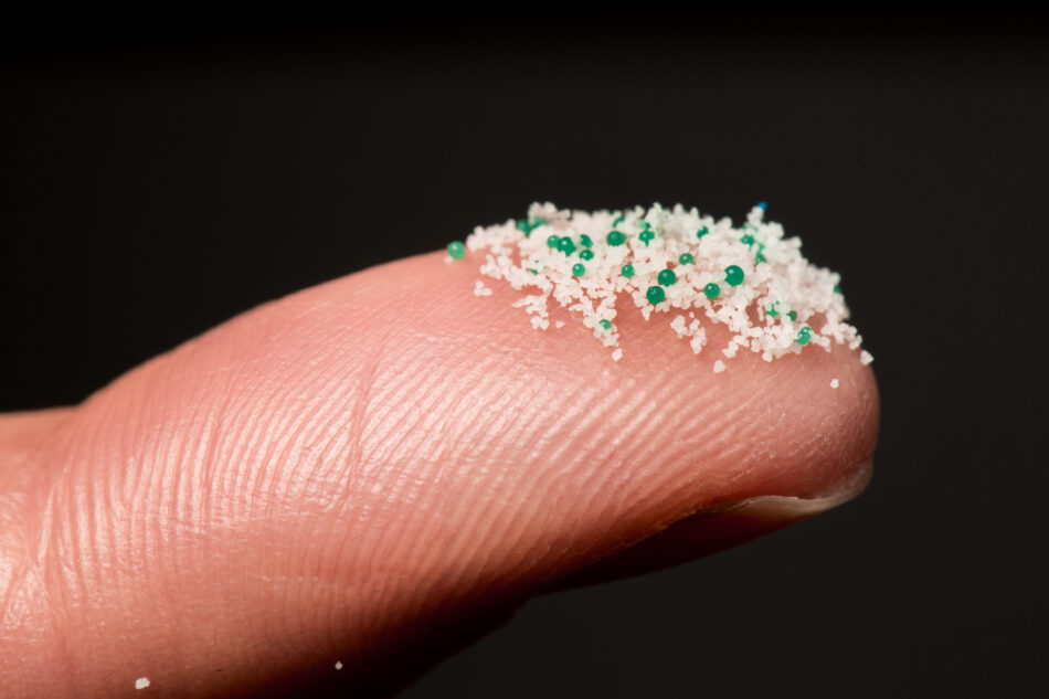 Greenpeace identifica cuáles son las empresas que más microesferas de plástico utilizan en sus productos cosméticos