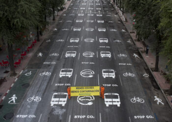 Activistas de Greenpeace transforman una céntrica calle de Madrid para ejemplificar un modelo de ciudad sostenible y con menos contaminación