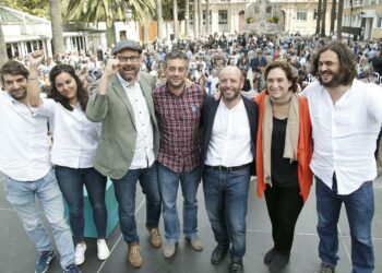 Luís Villares é arroupado por Ada Colau e  os alcaldes do cambio no seu mitin central na Coruña
