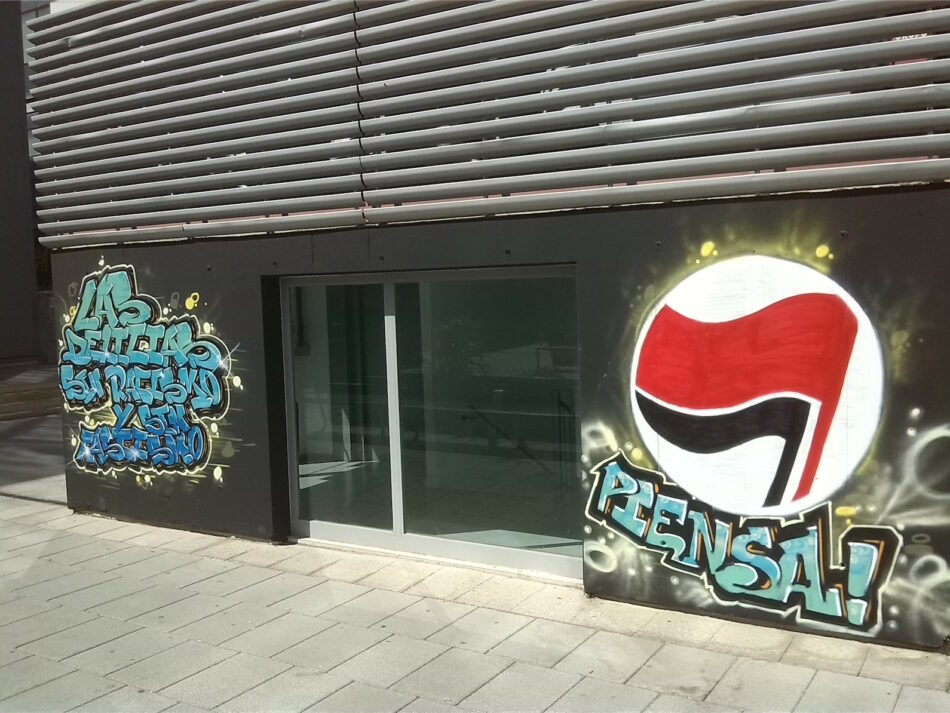 Asamblea Delicias y Plataforma Antifaixista repintan el mural borrado en la Plaza de la Convivencia.