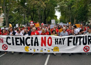 La ciencia española sale del laboratorio para protestar contra los recortes