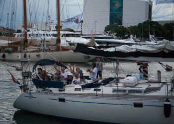 El velero Zaytouna ha salido de Barcelona seguido por la guardia costera