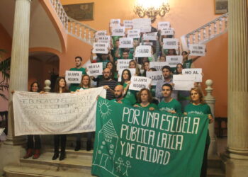 Docentes interinos se encierran en el Ayuntamiento de Sevilla para exigir el fin de los recortes en la educación pública