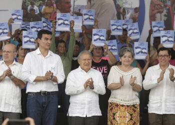 Legalizan propiedades a miles de familias en El Salvador