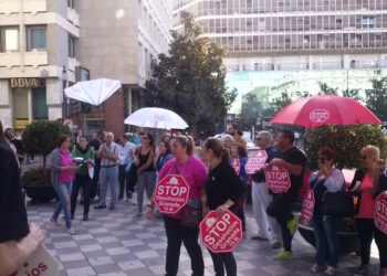 Concentración de Stop Desahucios en la oficina de la Caja Rural de Granada