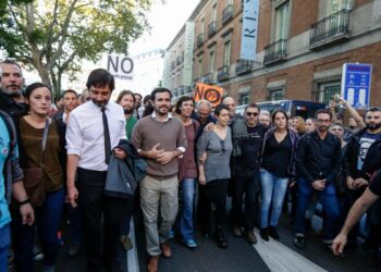 Diputados de Unidos Podemos participaron en la manifestación contra la investidura de Rajoy antes de acudir a votar «no» al líder del PP