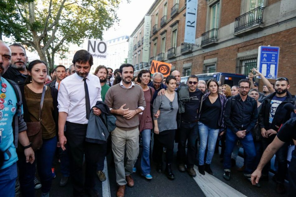 Diputados de Unidos Podemos participaron en la manifestación contra la investidura de Rajoy antes de acudir a votar «no» al líder del PP