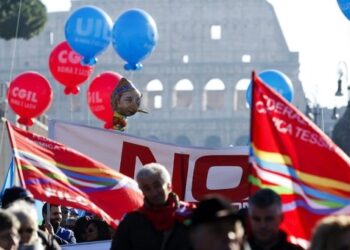 Trabajadores y trabajadoras italianas protestan contra precarización laboral en Italia