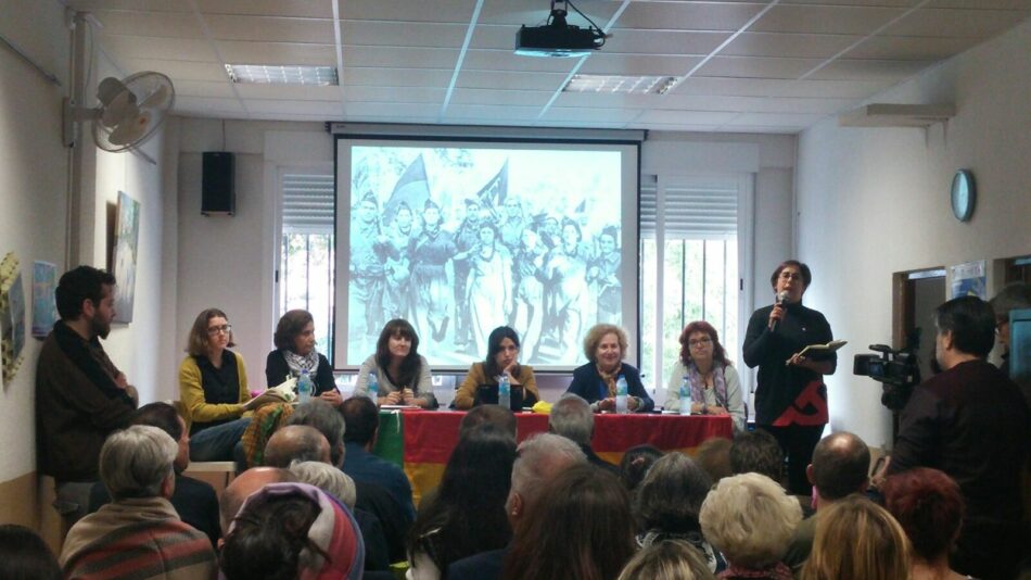 El homenaje a las mujeres brigadistas celebrado en Móstoles se desborda por la afluencia masiva de público