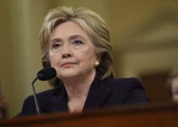 El FBI reabre caso de los emails contra Clinton
