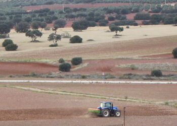 Patronal y sindicatos firman el convenio colectivo del Campo de Ciudad Real 2024 con un 6% de subida para 14.000 personas