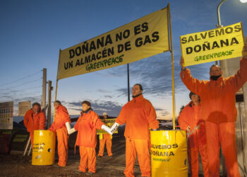 Activistas de Greenpeace comienzan a paralizar las obras de Gas Natural Fenosa en Doñana por sus daños a este Espacio Protegido