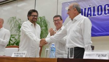 El presidente de Colombia firma un decreto en beneficio de los firmantes de paz