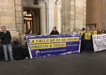 Concentración en el Ayuntamiento de Sevilla bajo el lema «La calle no es un hogar: derecho a vivienda”