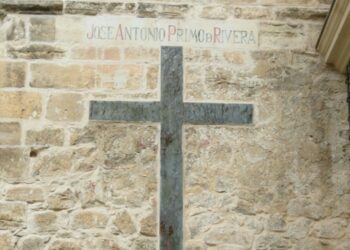 El Obispado de Cuenca protesta contra la retirada de la fachada de la Catedral del nombre de José Antonio Primo de Rivera y de tres símbolos de la Falange