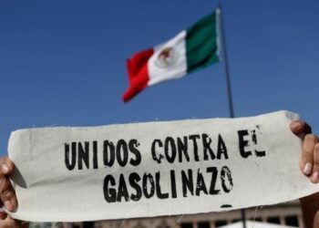 Unidad en la lucha: Padres de los 43 de Ayotzinapa se unen a las protestas contra el “gasolinazo”