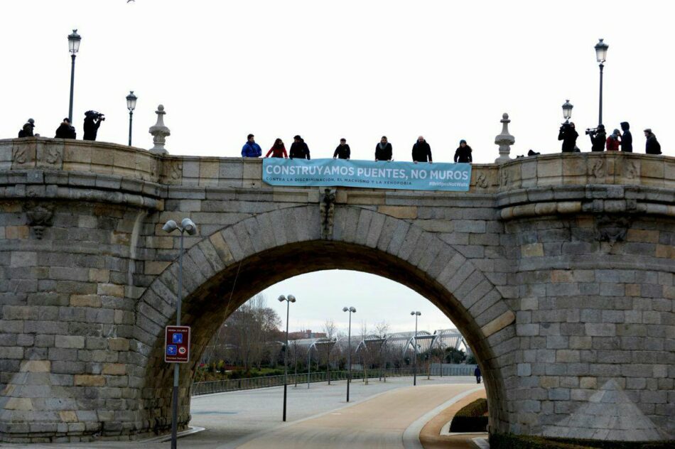 Podemos se suma a la campaña #BridgesNotWalls contra Trump