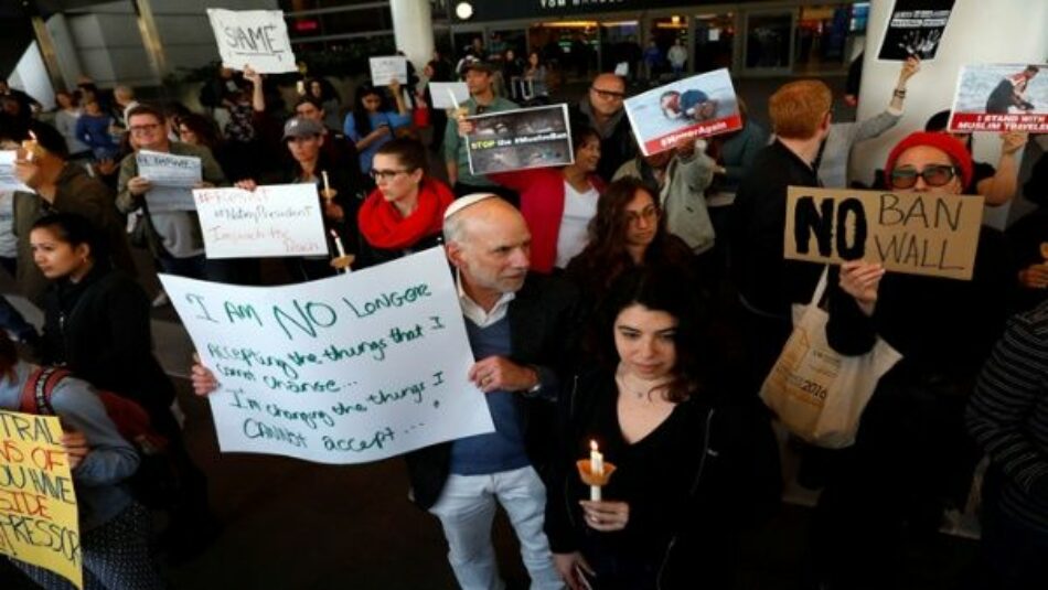 Jueza de EE.UU. bloquea deportación de detenidos en aeropuertos