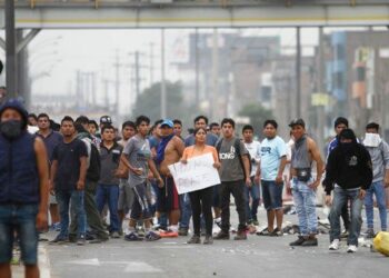 Dura represión de la Policía peruana:gases lacrimógenos en protestas por los peajes en Puente Piedra (Perú)