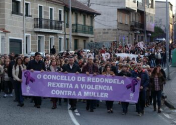 Redondela condena a violencia contra a muller nunha manifestación na semana que asasinaron a Sesé