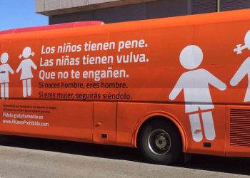 Denuncian el mensaje LGTBi-fóbico del autobús del grupo ultra ‘HazteOír’ que recorre varias zonas escolares de Madrid