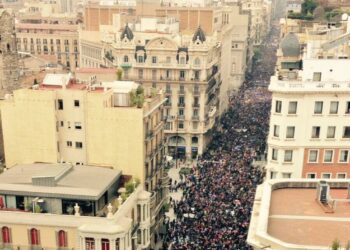 Barcelona se levanta en favor de los refugiados