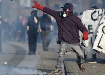 Francia: Once policías heridos durante una violenta protesta en Nantes contra Le Pen