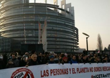 Cientos de personas se concentran frente al Parlamento Europeo para protestar contra la ratificación del CETA
