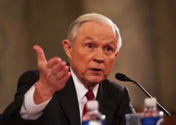 Sessions pide renuncia de fiscales federales de la era Obama