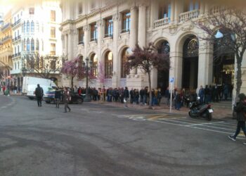 CGT denuncia que malentendidos ante una oferta de empleo genera aglomeraciones a las puertas de la sede de Correos en Valencia